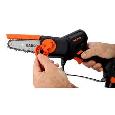 Akuga juhtmevaba kettsaag 300W, 10,8V, 1kg. Komplektis kaks 10.8V akut ja topeltlaadija.