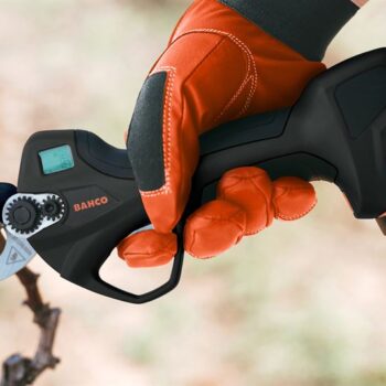 Bacho BCL226 juhtmeta akutoitel oksakäärid max Ø 26mm. Komplektis 2 x 2mAh (10,8V) akut ja akulaadija.